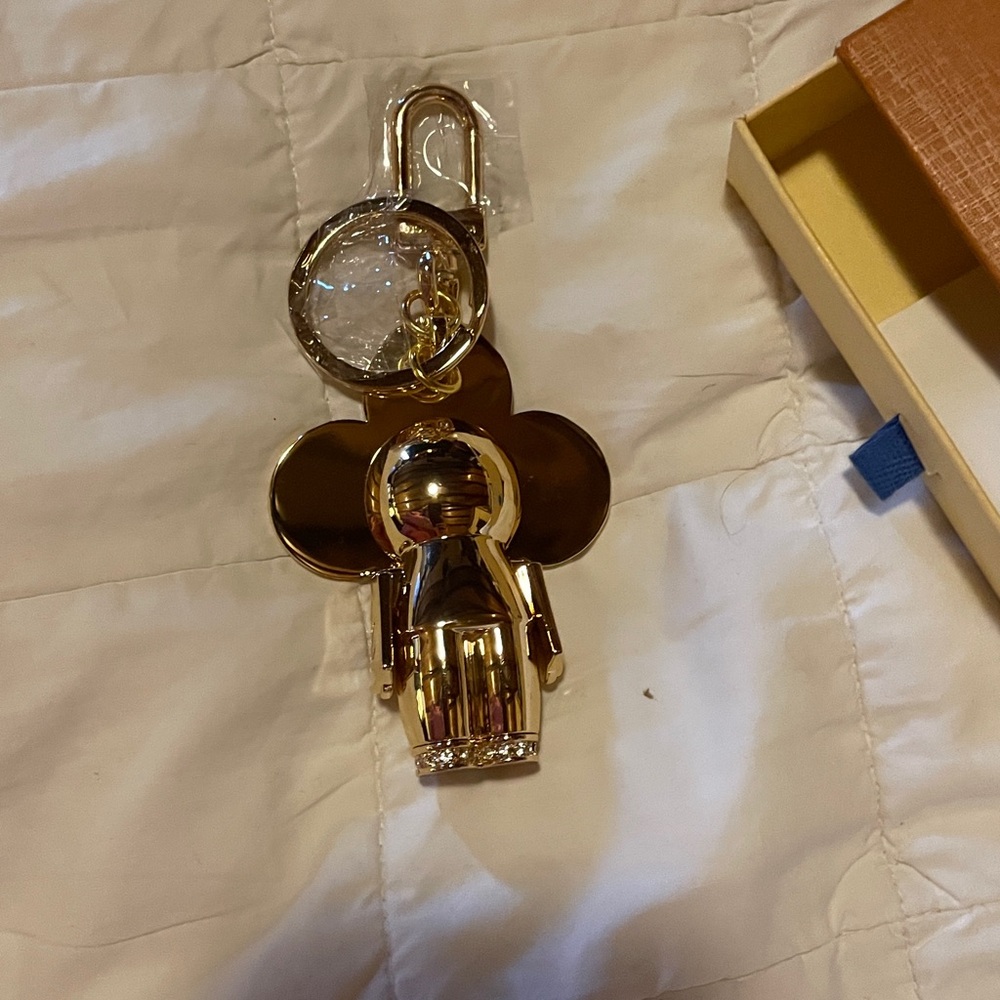 Louis Vuitton Red and Gold vivi bag charm key holder in new condition! - Picture 3 of 7